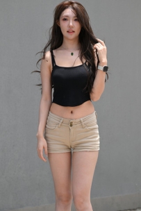 热裤长腿美女小姐姐