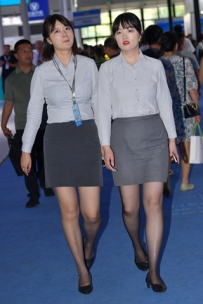 两位超薄灰丝通勤装美女