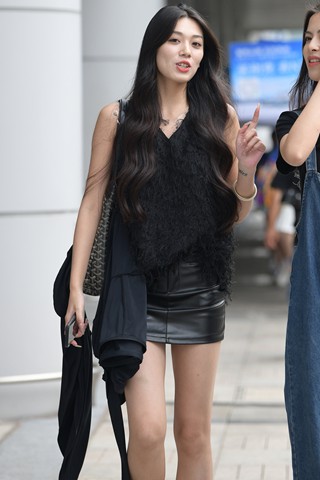长腿美女跟闺蜜