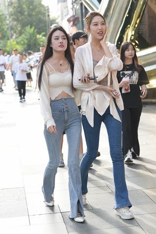 长腿美女闺蜜