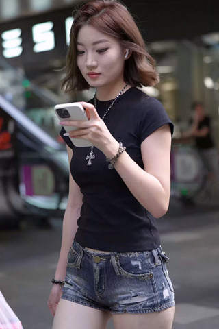 街拍热裤小姐姐