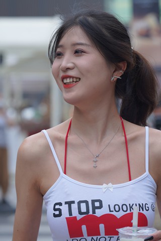 苗条热裤小姐姐笑起来真美