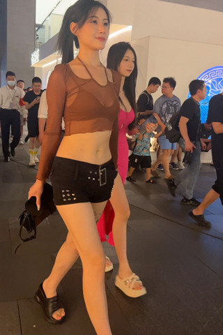 街拍黑热裤小蛮腰美眉