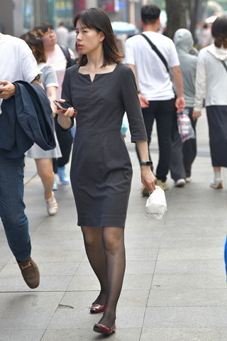 街拍灰色裙黑丝美眉