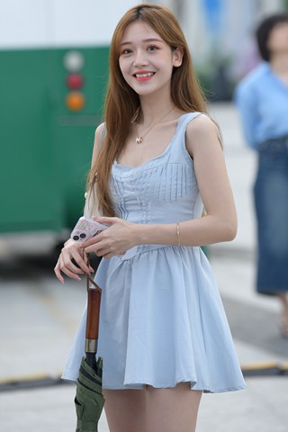 淡蓝色连衣裙小仙女