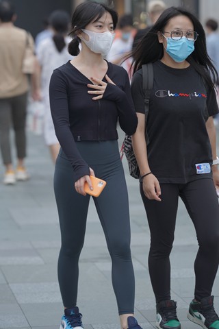 可爱的紧身裤女孩~！