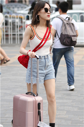 拖着行李箱的热裤墨镜大美女