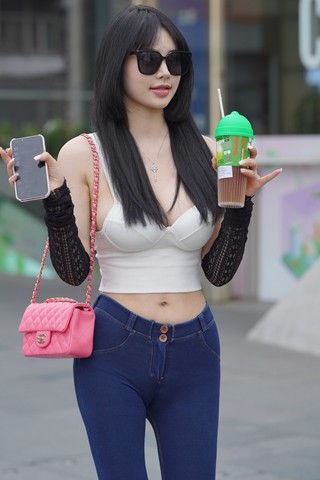 搭讪性感紧身牛仔美眉