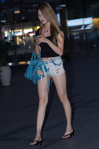 搭讪热裤美腿小姐姐