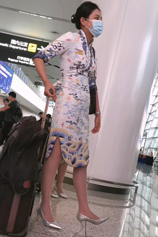 手机视频偶遇空乘旗袍灰si尖头细高跟脱鞋绝了2分55秒