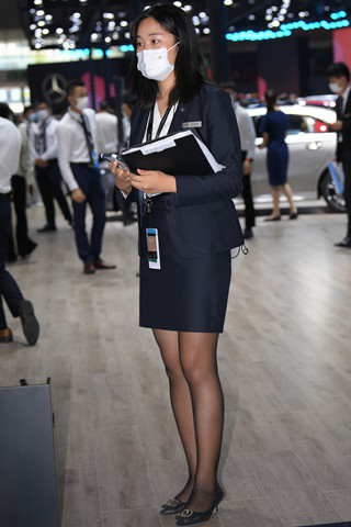 美丽的制服通勤装美女销售