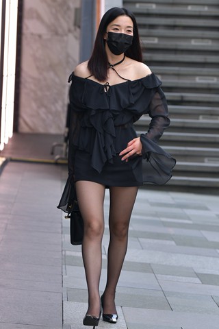 黑裙嘿丝高跟性感美女