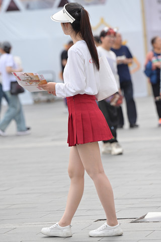 抓拍发传单的红色短裙小姐姐