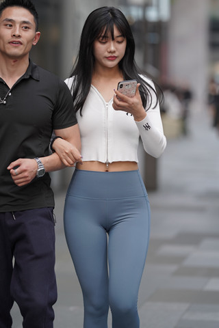 紧身瑜伽裤女友