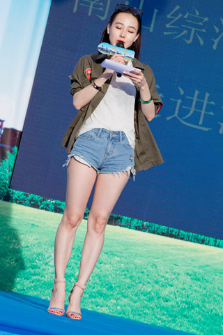 大长腿美女主持人
