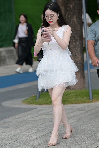 街拍白裙白皙眼镜妹