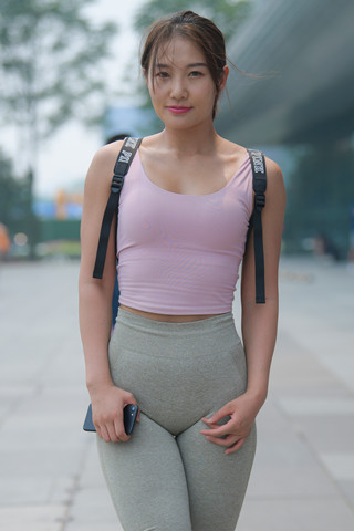 街拍紧身瑜伽裤美眉