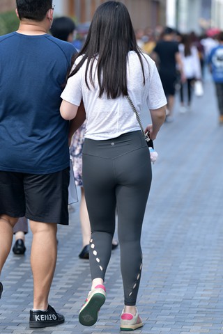 街拍紧身瑜伽裤女友