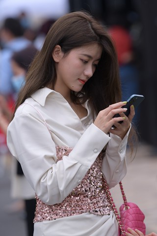 抓拍气质美腿辣妈