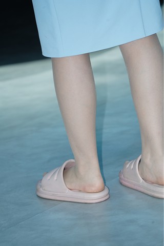 展现丝袜美脚美女图集