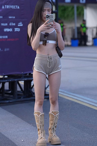 街拍米色热裤美腿小姐姐