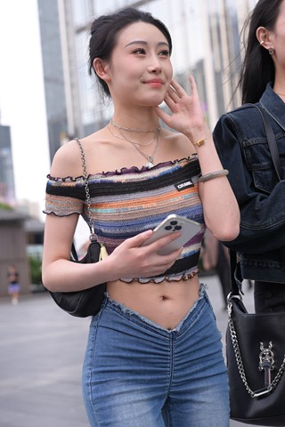 爱笑的长腿牛仔裤小姐姐