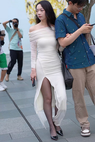 街拍白色裙黑丝女盆友