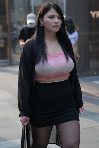 街拍丰腴的嘿丝“大”美女
