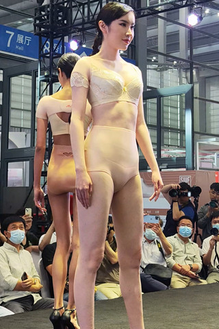 无痕内衣模特走秀