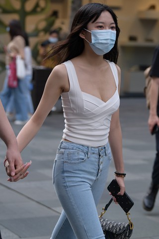 街拍低胸蓝牛小女友~