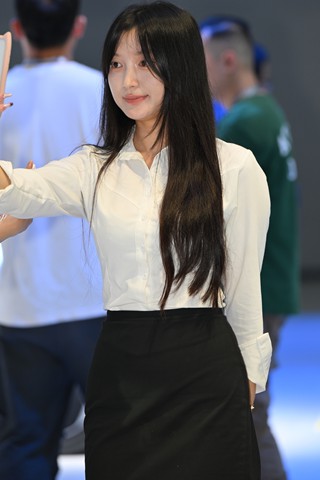白衬衫，超薄R丝袜美女~