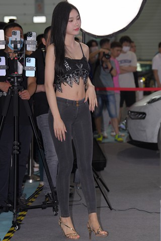 紧身紧牛美女
