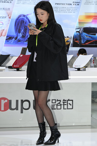 黑色丝短靴美眉