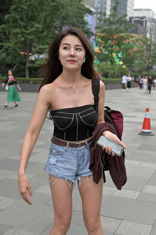 热裤美女