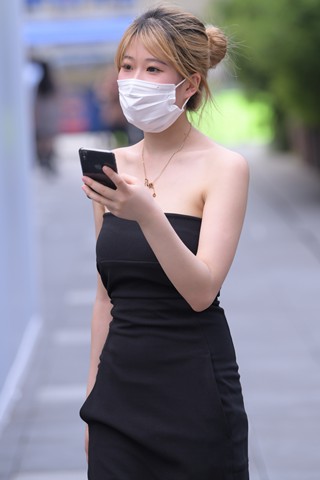 黑色抹胸裙美女