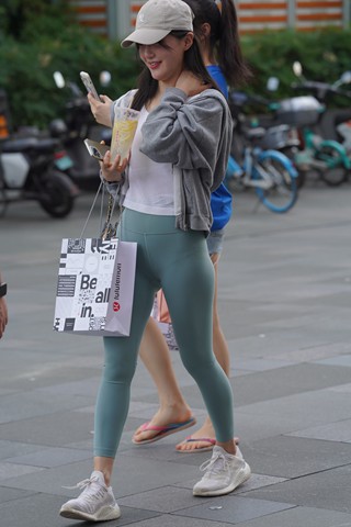 街拍带着鸭舌帽的紧身裤MM