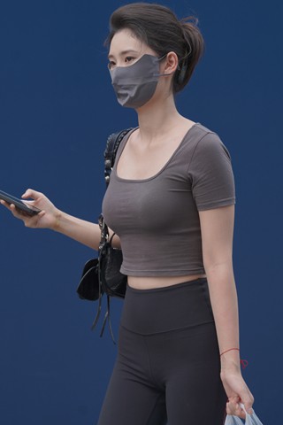 黑色长裤大长腿街拍美女