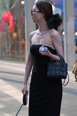 街拍养狗狗的时尚抹胸裙美女