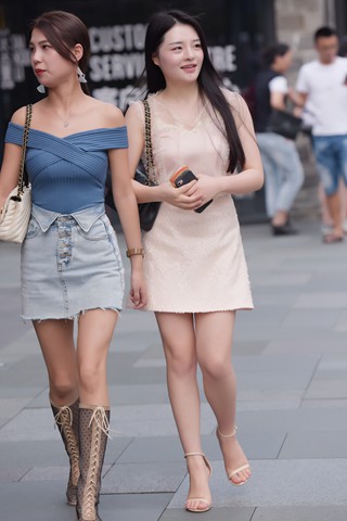 街拍米色裙高跟女