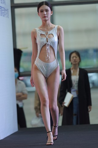 连体比基尼美女