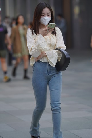 街拍小清新的牛仔裤小姐姐