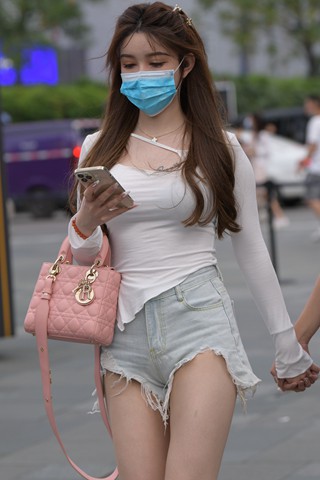 街拍性感热裤大长腿小仙女