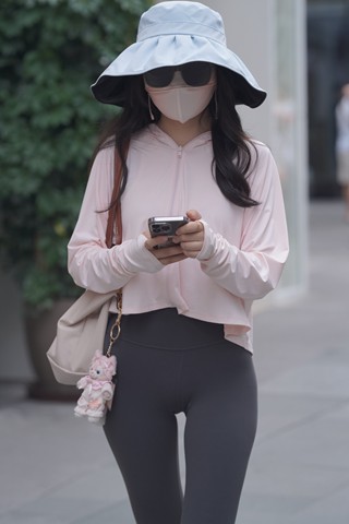 街拍紧身瑜伽裤美姐