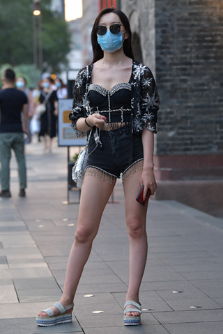 搭讪美腿墨镜女