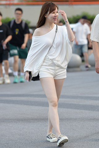 抓拍白热裤小仙女