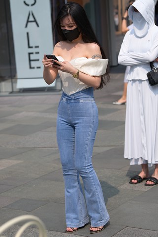 喇叭牛仔裤长腿美女