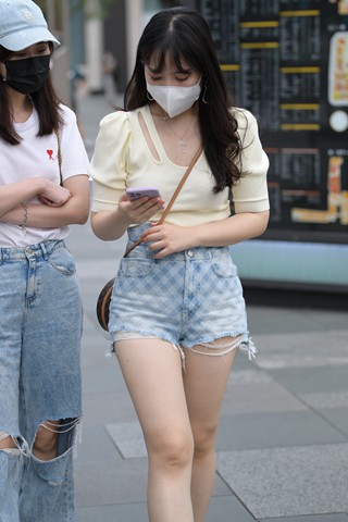 街拍小清新热裤女孩跟闺蜜