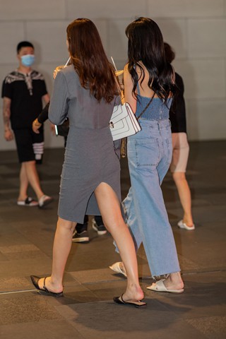 夜拍燕尾裙美女