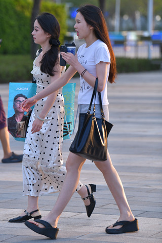 街拍灰色短裙美眉