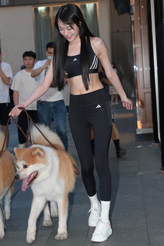 爱狗狗的苗条小姐姐